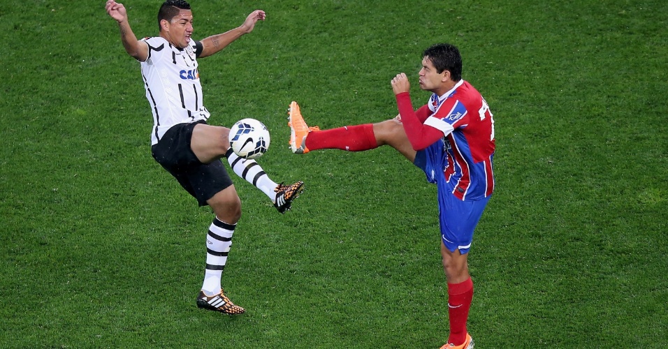 16.ago.2014 - Ralf (e), do Corinthians, disputa a bola com Fahel, do Bahia, durante jogo do Brasileiro