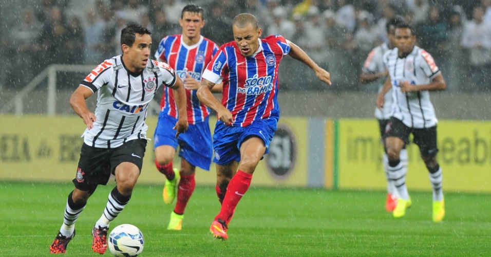 16.ago.2014 - Corintiano Jadson parte com a bola dominada durante jogo contra o Bahia no Itaquerão