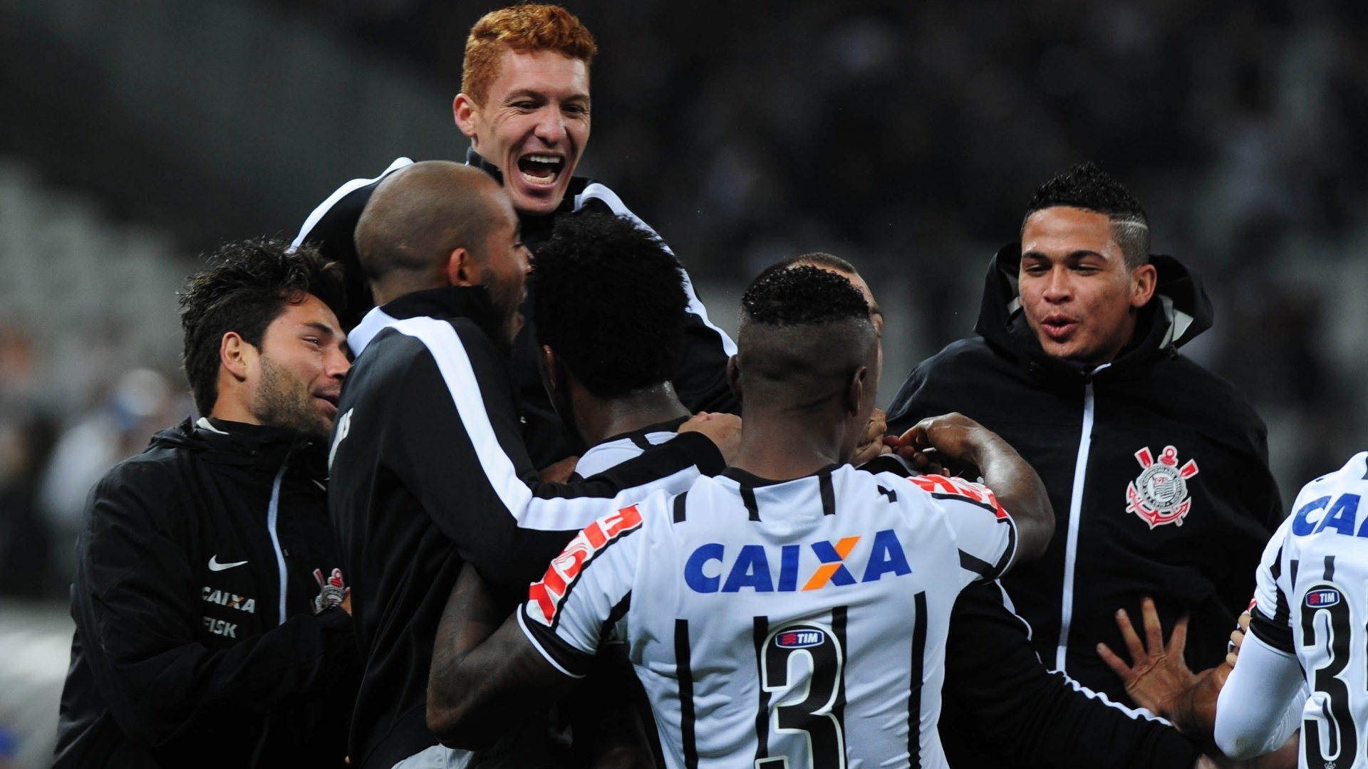 16.ago.2014 - Jogadores corintianos comemoram o gol marcado por Gil contra o Bahia no Itaquerão