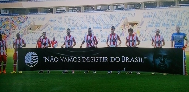 Jogadores do Náutico entraram em campo com uma faixa em homenagem a Eduardo Campos - Divulgação/Náutico