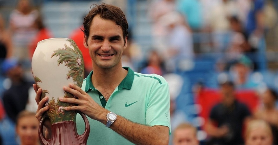 17.ago.2014 - Roger Federer exibe troféu conquistado no Masters 1000 de Cincinnati 