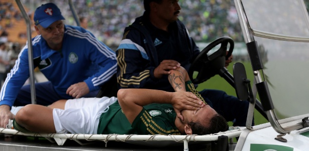 Valdívia é atendido em campo após sentir lesão no jogo entre Palmeiras e São Paulo, em 2014 - Friedemann Vogel/Getty Images