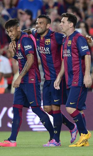 Messi é abraçado por Neymar e Daniel Alves após marcar o primeiro gol do Barcelona no troféu Joan Gamper, contra o León-MEX. O jogo marca a apresentação do elenco catalão à torcida.