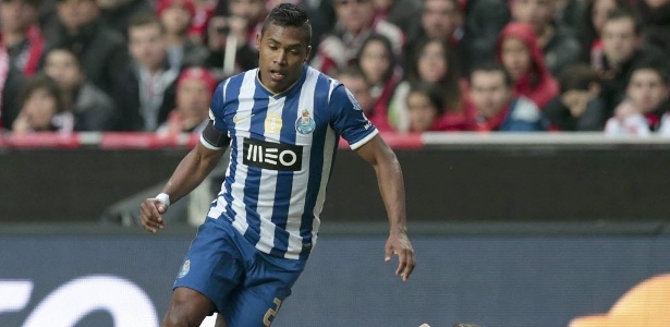 Alex Sandro em jogo do Porto contra o Benfica; lateral é esperança de Dunga - MANUEL DE ALMEIDA/EFE