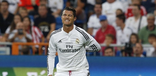 Cristiano Ronaldo faz cara de dor e coloca as mãos nas costas - Juan Carlos Hidalgo / EFE