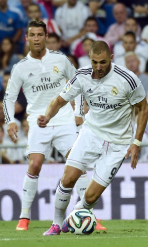 Observado por Cristiano Ronaldo, Benzema conduz a bola na Supercopa da Espanha