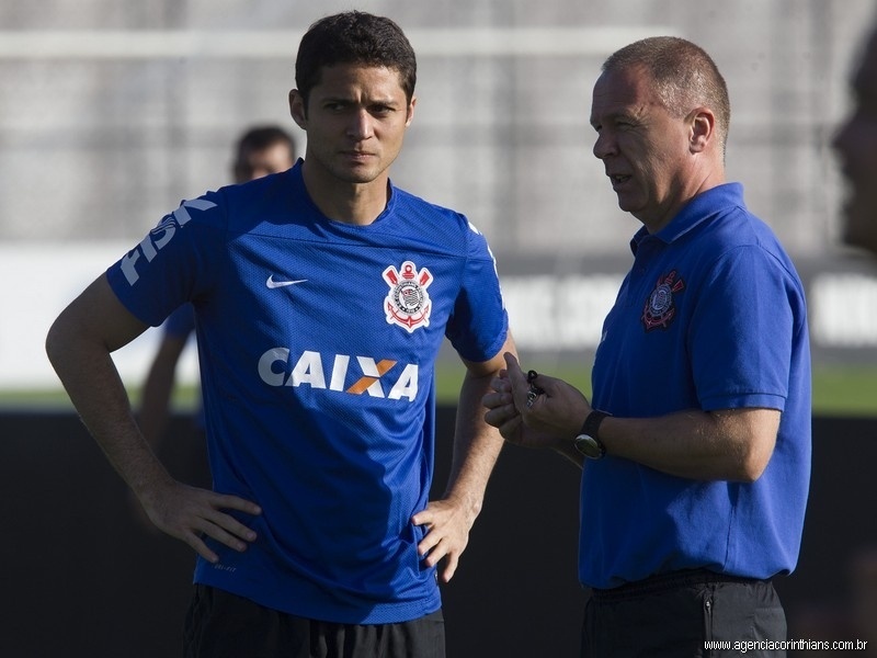 Anderson Martins, zagueiro do Corinthians, ouve as orientações do técnico Mano Menezes em treino no CT Joaquim Grava