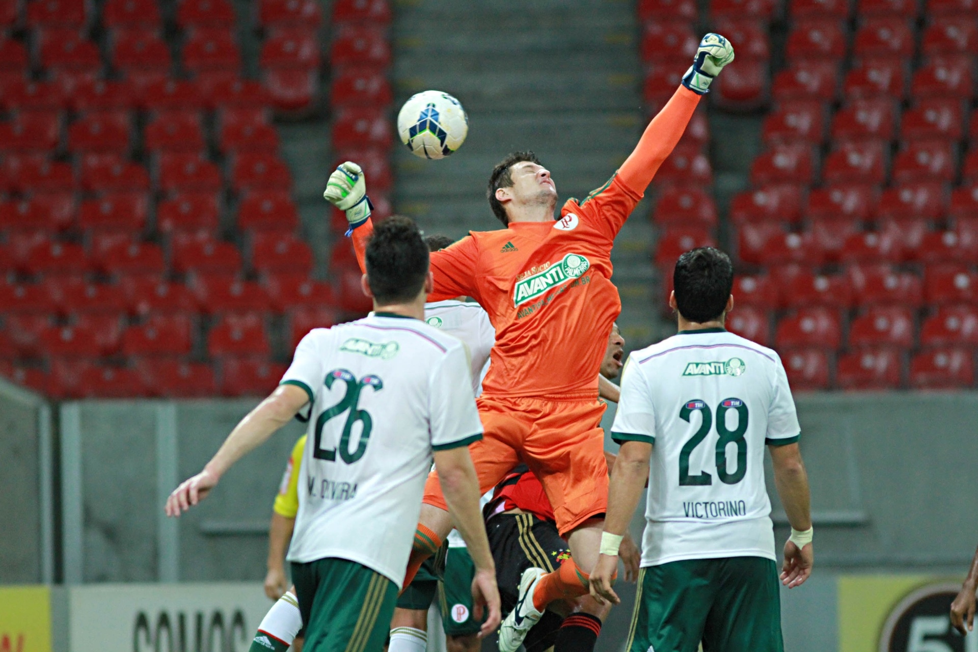 Fabio tenta socar a bola para frente, mas ela vai contra o próprio gol no jogo entre Palmeiras e Sport - Renato Spencer/Getty Images