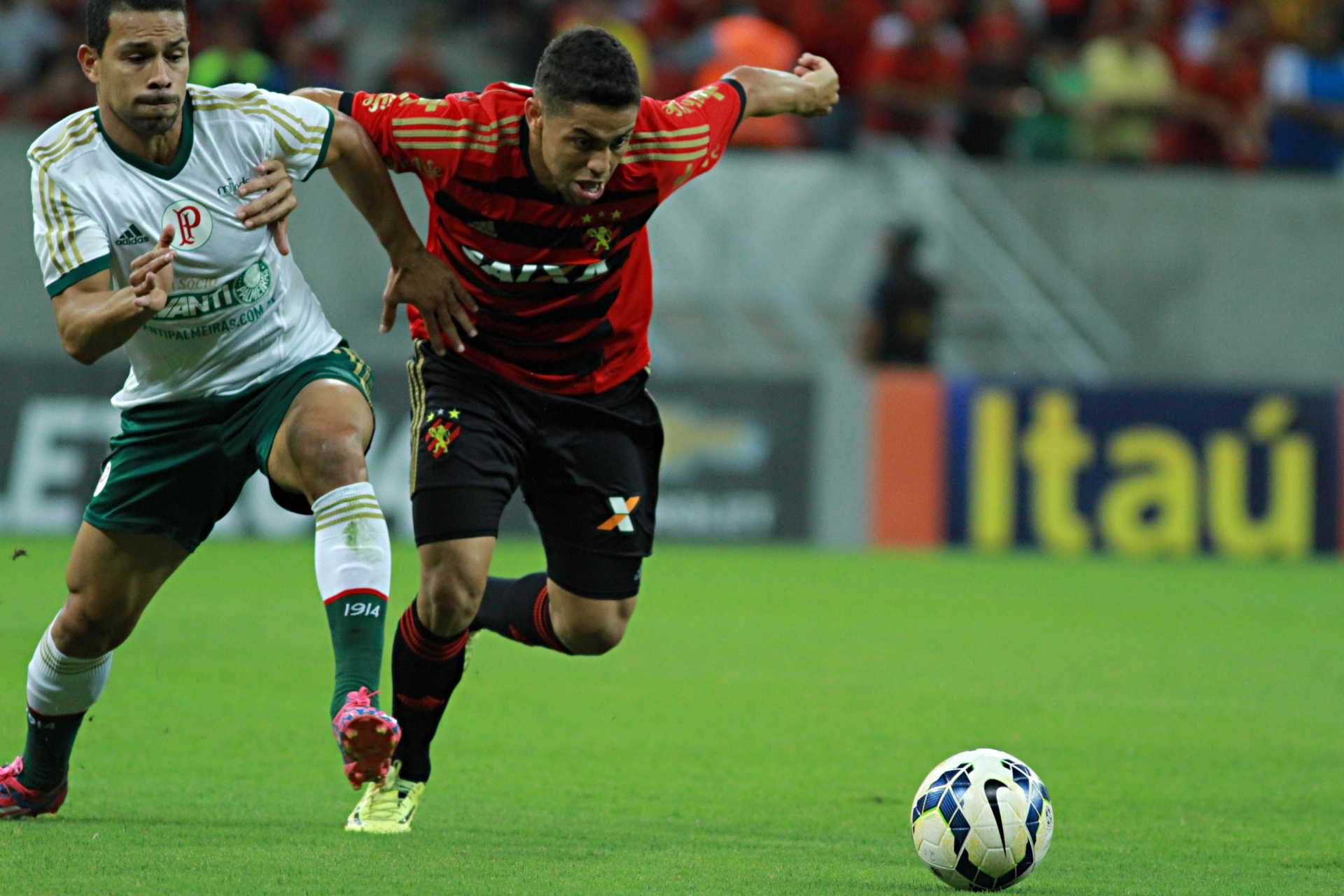Felipe Azevedo encara a marcação de Wendel no jogo entre Sport e Palmeiras - Renato Spencer/Getty Images