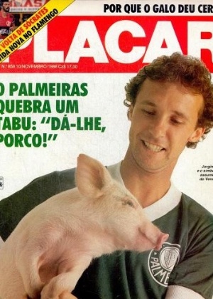 O meia Jorginho posa para a revista Placar em 1986 com um porco; o mascote estava assumido pelos palmeirenses - Reprodução/Placar - Reprodução/Placar
