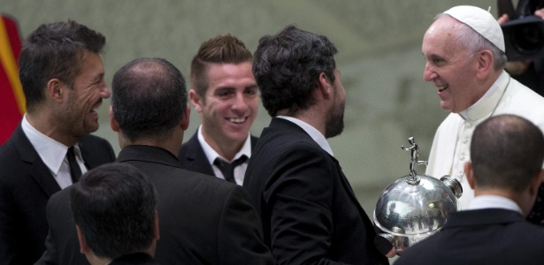 Papa sorri ao receber o troféu da Libertadores  - EFE/Claudio Peri