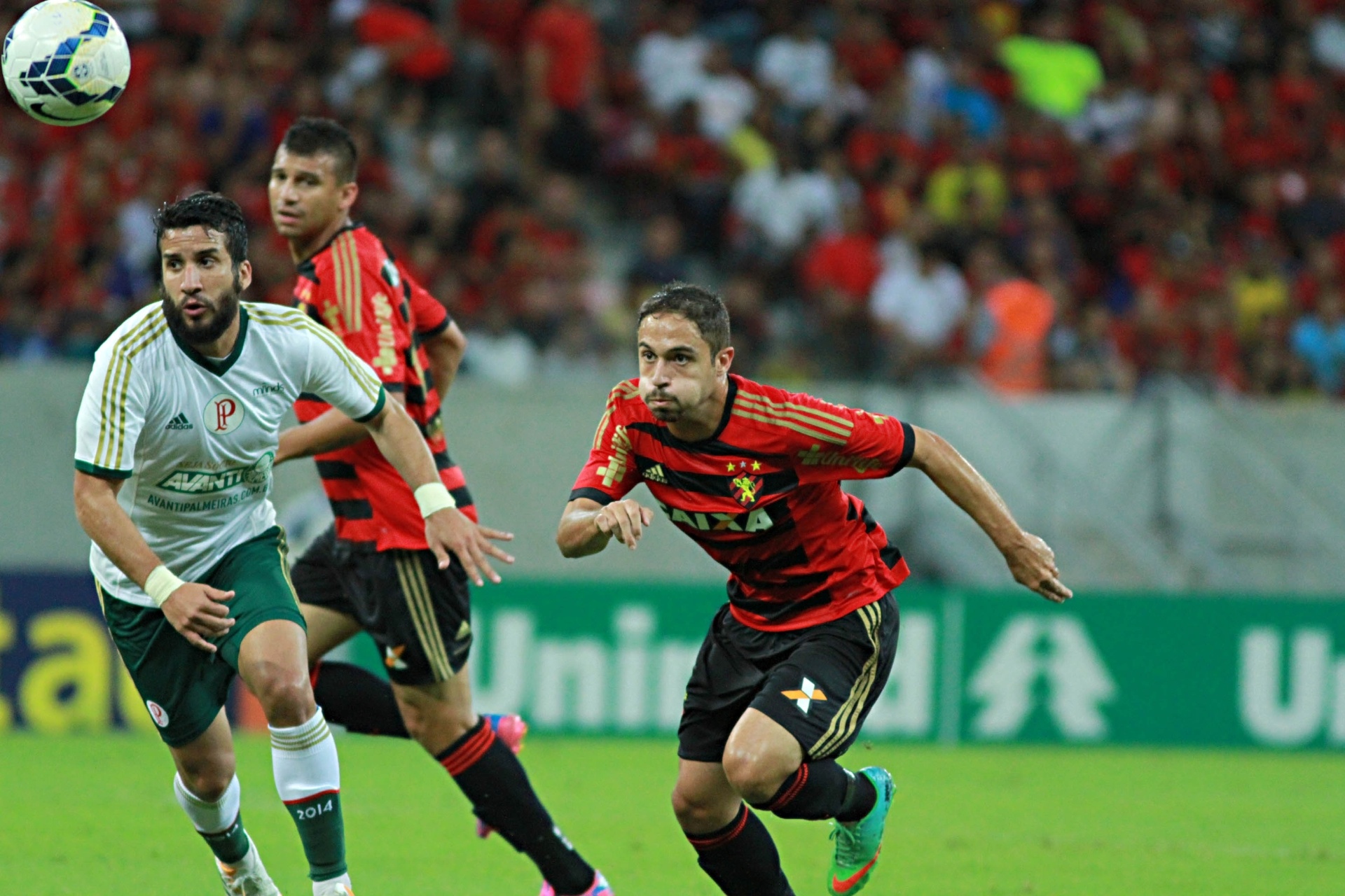 Regis encara a marcação de Victorino na partida entre Sport e Palmeiras - Renato Spencer/Getty Images