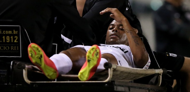 Robinho sofreu estiramento muscular na coxa direita na partida contra o Atlético-PR - Friedemann Vogel/Getty Images
