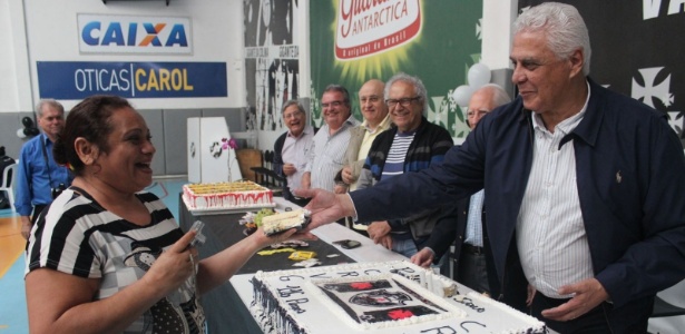 Roberto Dinamite entrega pedaço de bolo para funcionária do clube: Vasco completou 116 anos - Divulgação/Site oficial do Vasco