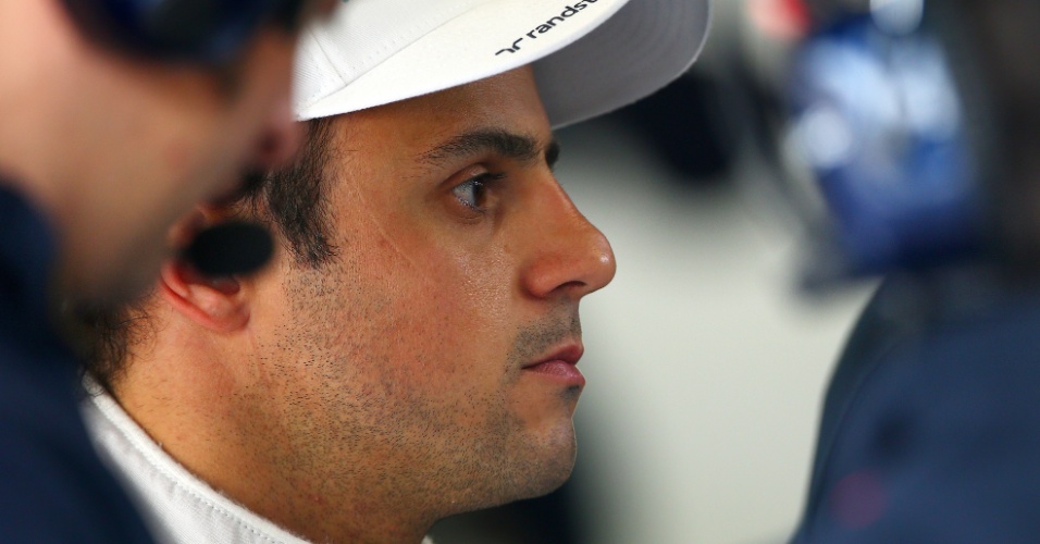 22.ago.2014 - Felipe Massa acompanha os tempos nos treinos livres para o GP da Bélgica antes de entrar na pista no circuito de Spa-Francorchamps