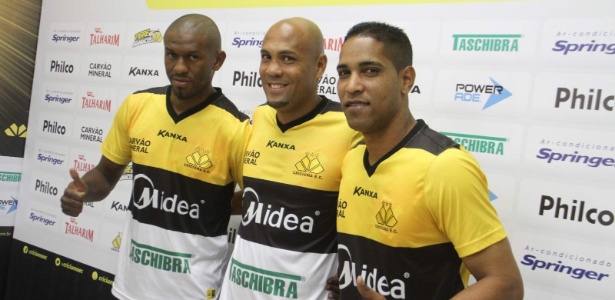 Alcides, Souza e Cleber Santana deram a primeira entrevista como jogadores do Criciúma - Fernando Ribeiro/Site oficial do Criciúma