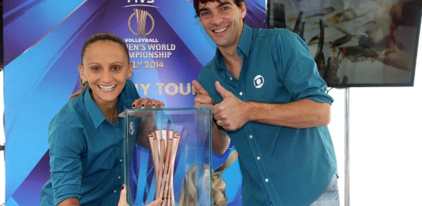 Fabi e Giba com a taça do Mundial de vôlei - Alexandre Arruda/CBV - Alexandre Arruda/CBV