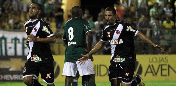 Rodrigo (esquerda) desfalcará o Vasco na partida desta terça-feira contra o Sampaio Correa - Marcelo Sadio/vasco.com.br