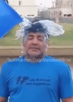 Maradona leva banho de água gelada no desafio do balde de gelo  - Reprodução 