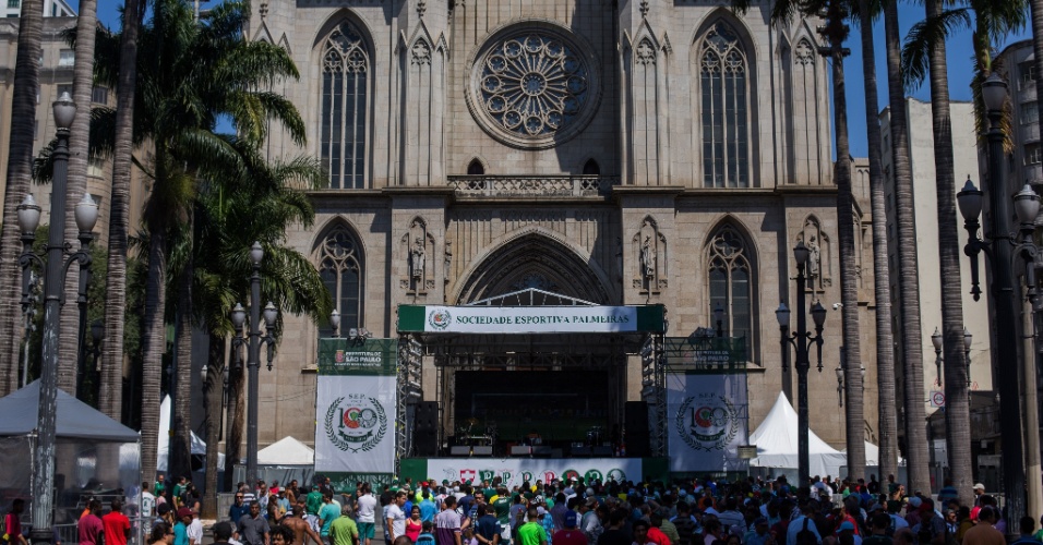 23. ago. 2014 - Torcedores do Palmeiras fazem festa em comemoração aos 100 anos do clube, na Praça da Sé, centro de São Paulo