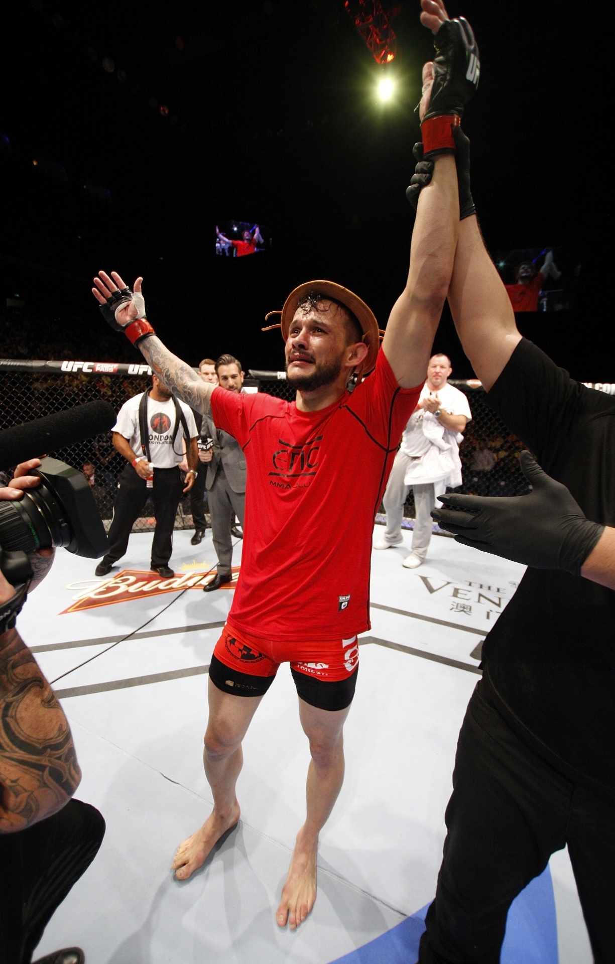 Brasileiro Alberto Mina comemora sua vitória por nocaute, estreando no UFC em uma luta emocionante - Mitch Viquez/Zuffa LLC/Zuffa LLC via Getty Images