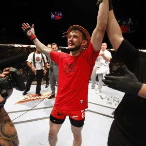 Brasileiro Alberto Mina comemora sua vitória por nocaute, estreando no UFC em uma luta emocionante - Mitch Viquez/Zuffa LLC/Zuffa LLC via Getty Images