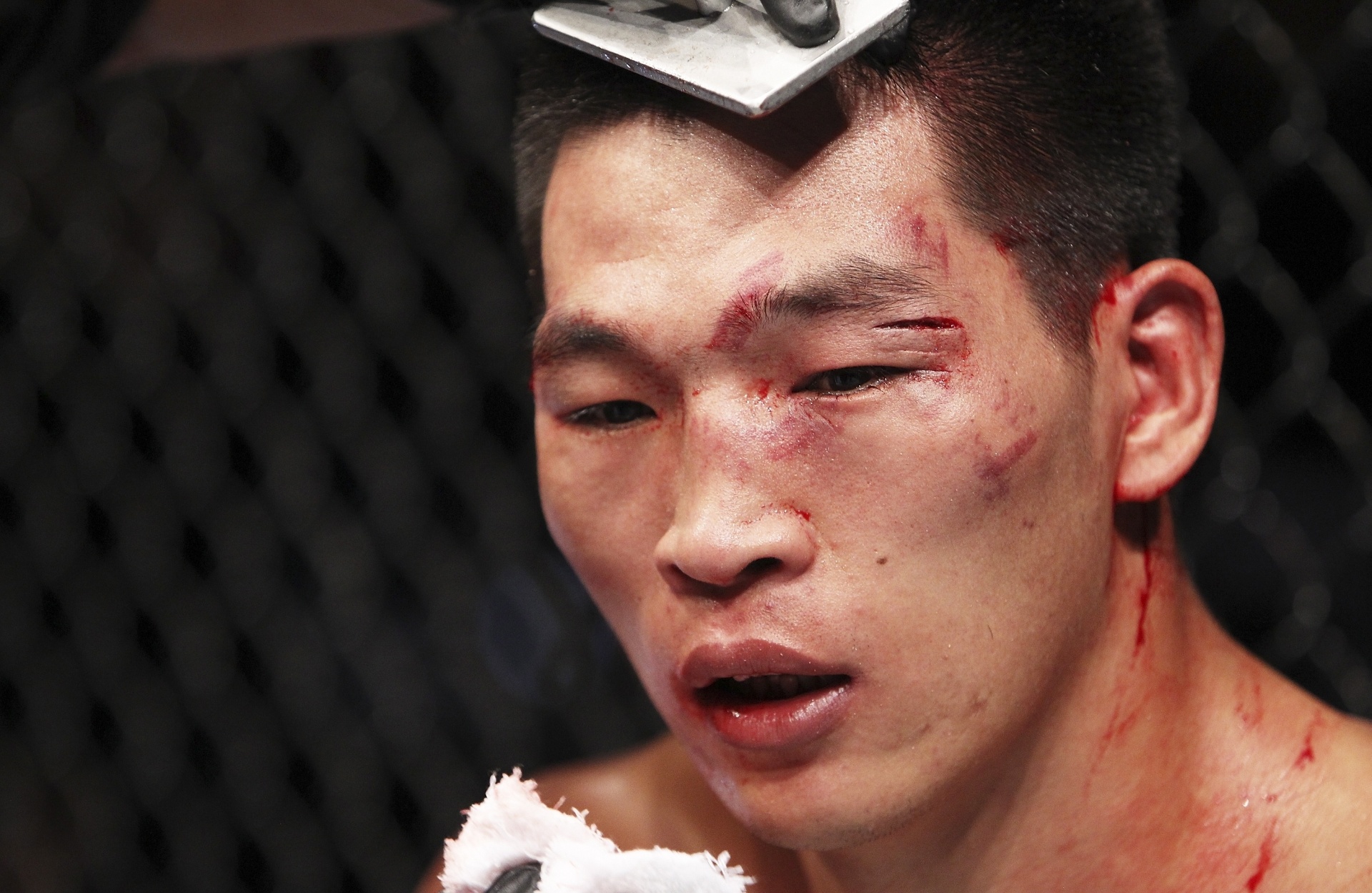 Wang Anying fica com a "lataria" avariada pelos golpes de Colby Covington, que o nocauteou - Mitch Viquez/Zuffa LLC/Zuffa LLC via Getty Images