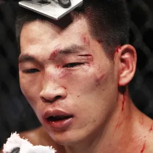 Wang Anying fica com a "lataria" avariada pelos golpes de Colby Covington, que o nocauteou - Mitch Viquez/Zuffa LLC/Zuffa LLC via Getty Images