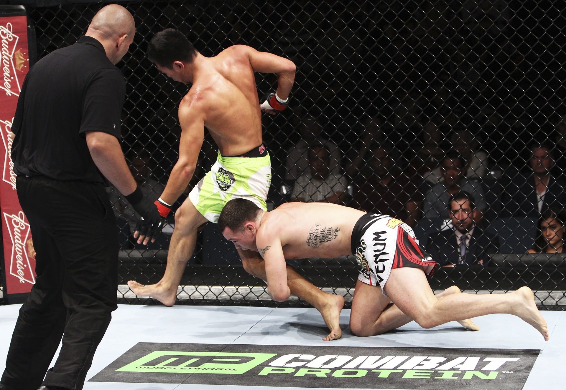 Wang Anying tente agarrar Colby Covington, mas não consegue e ainda perde por nocaute - Mitch Viquez/Zuffa LLC/Zuffa LLC via Getty Images