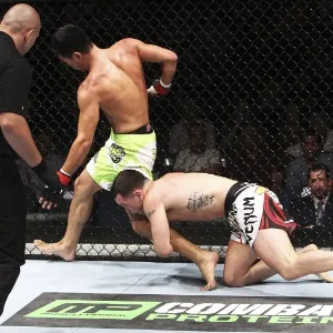 Wang Anying tente agarrar Colby Covington, mas não consegue e ainda perde por nocaute - Mitch Viquez/Zuffa LLC/Zuffa LLC via Getty Images