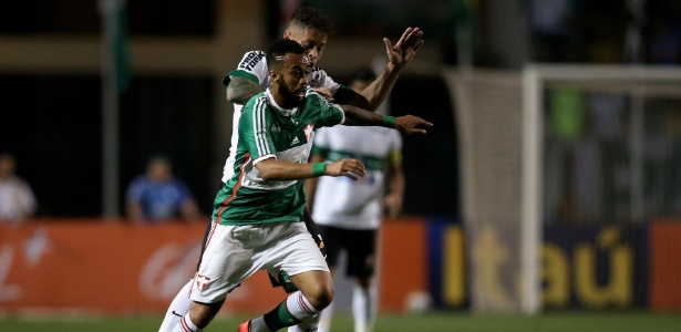 Wesley disputa bola com Baraka em partida entre Palmeiras e Coritiba - Friedemann Vogel/Getty Images