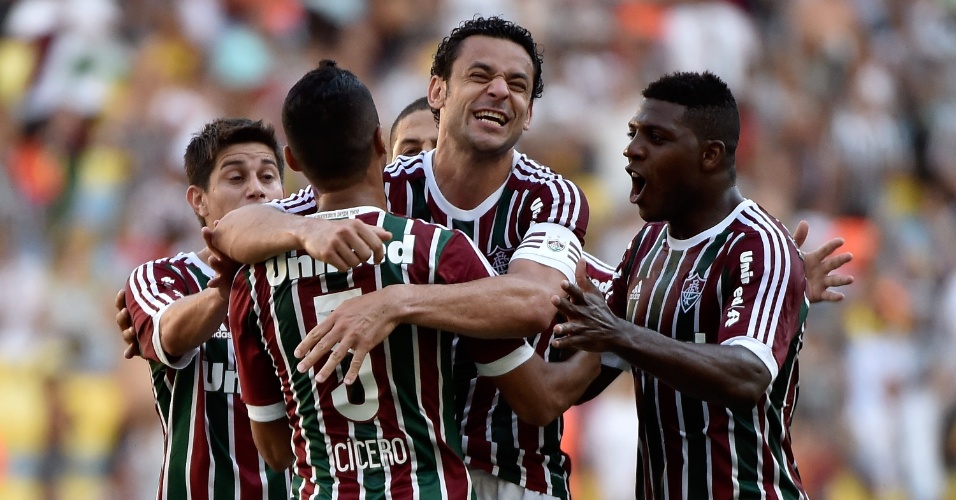 Após marcar, Fred é abraçado pelos jogadores do Fluminense