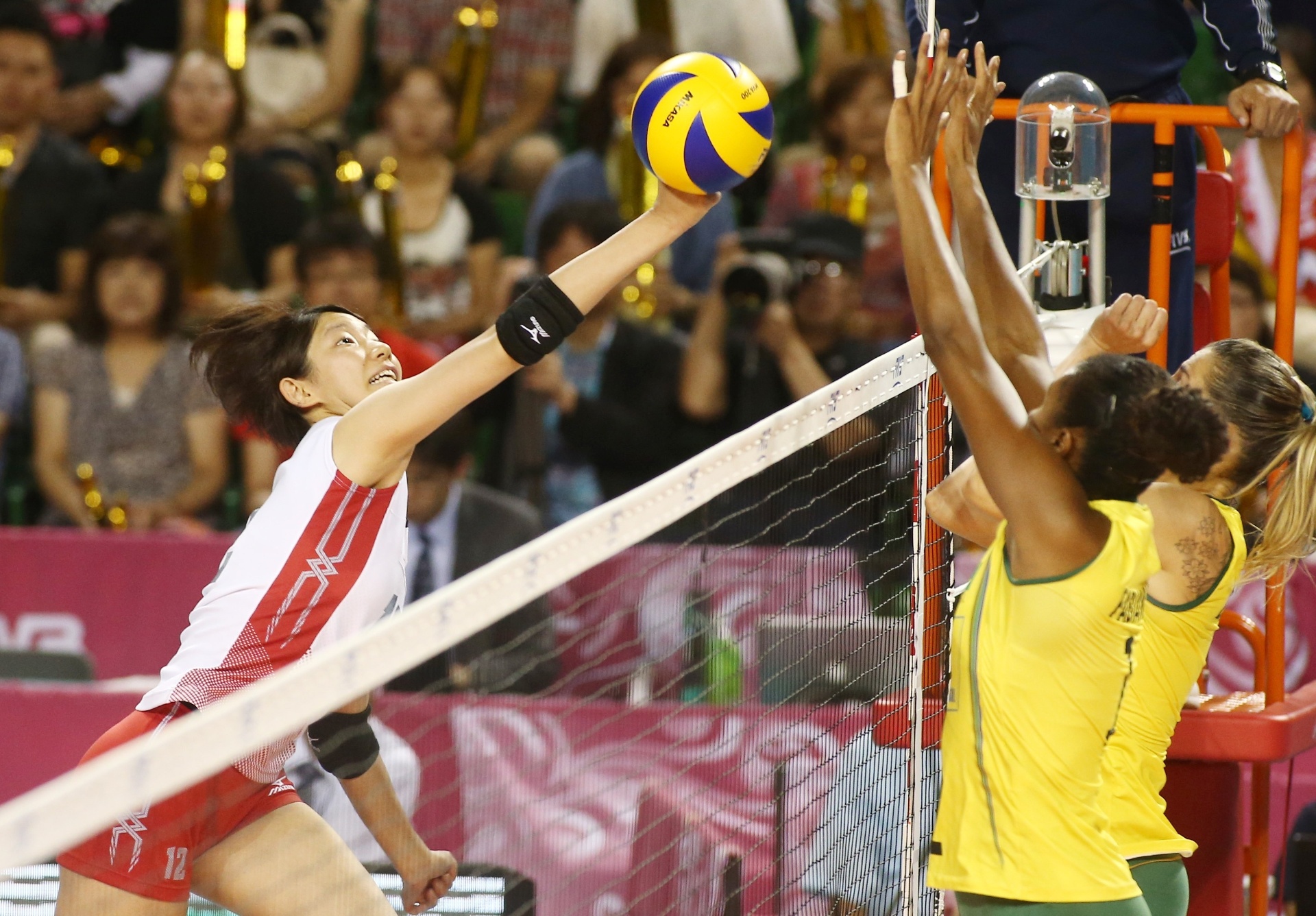 Ataque japonês encara bloqueio brasileiro; a seleção verde-amarela faturou o título - FIVB/Divulgação