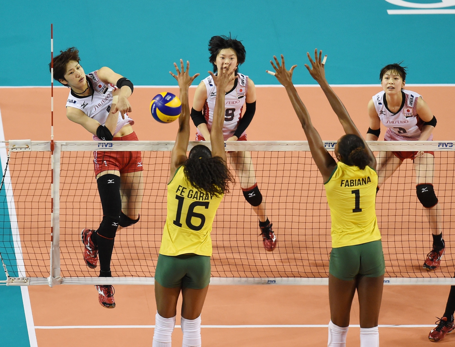 Bloqueio brasileiro sobe e tenta parar as japonesas no começo do jogo - FIVB/Divulgação
