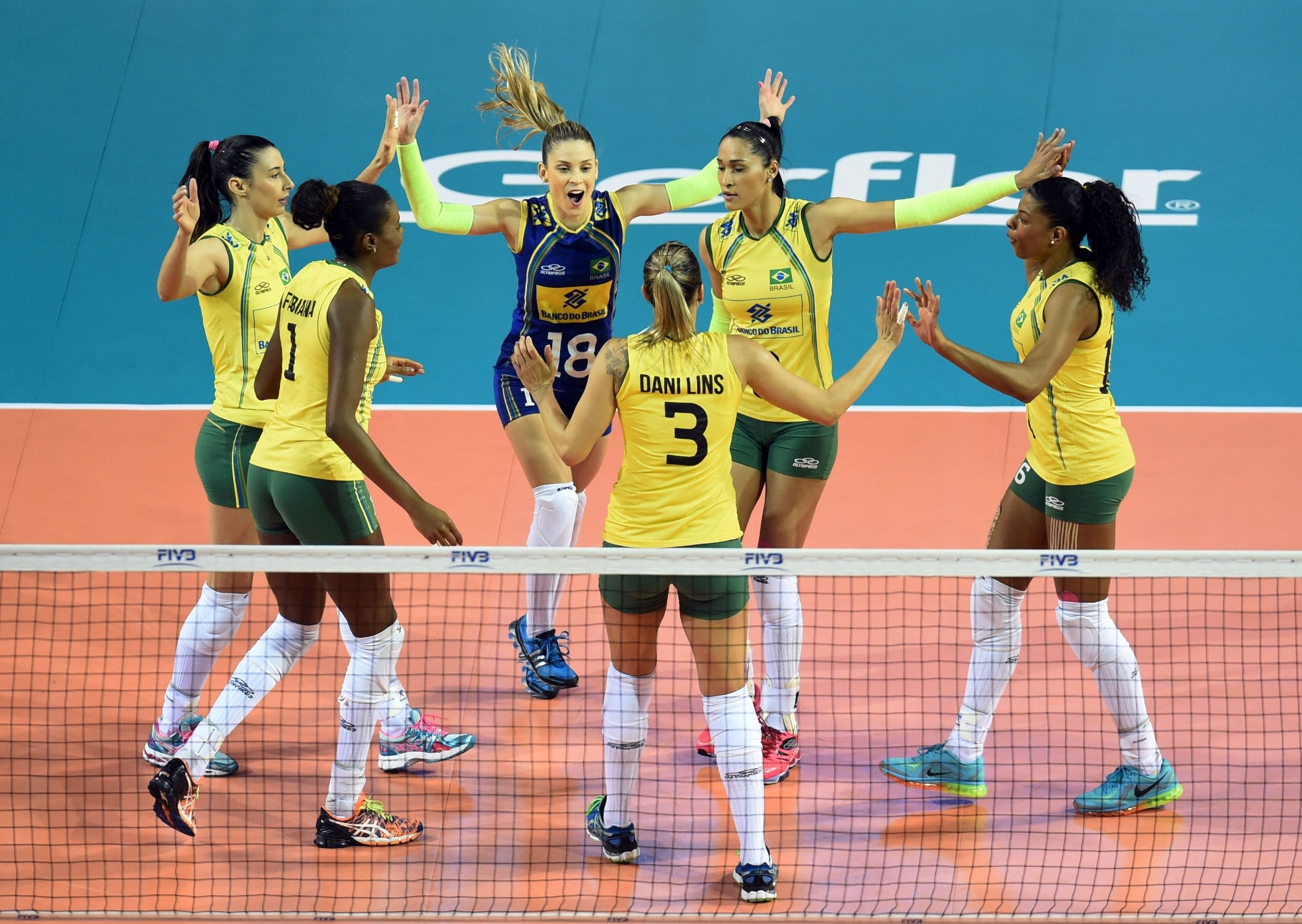 Brasileiras entraram em quadra sorridentes e começaram mostrando ao Japão quem manda - FIVB/Divulgação