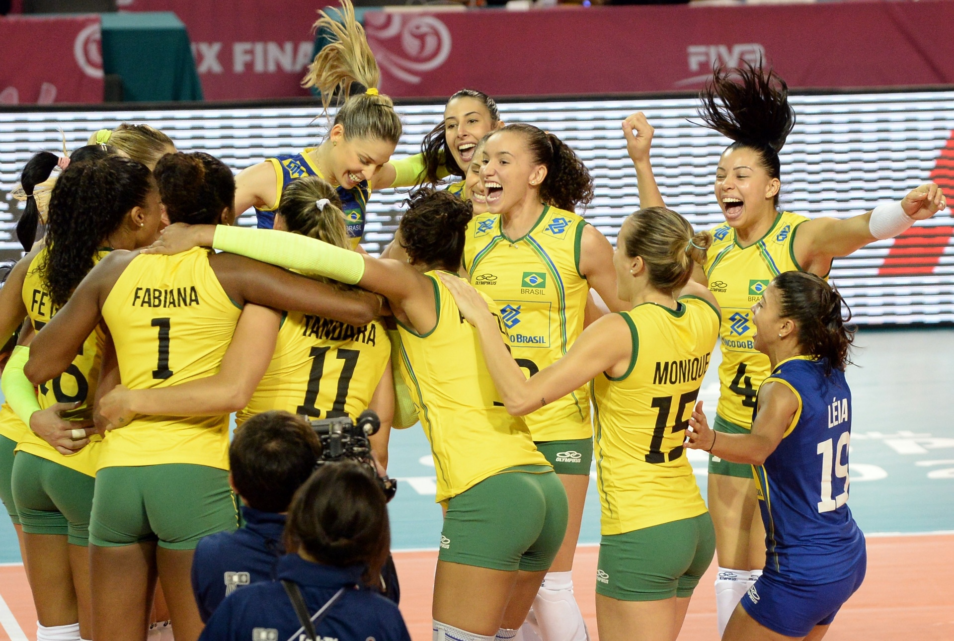 Brasileiras se abraçam e comemoram o decacampeonato do Grand Prix feminino - FIVB/Divulgação