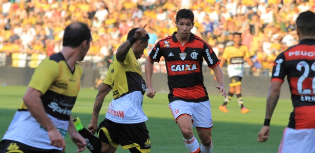 Cáceres (centro) atua contra o Criciúma. Volante é referência de Luxa no Flamengo - Emanuel Galafassi / Fotoarena