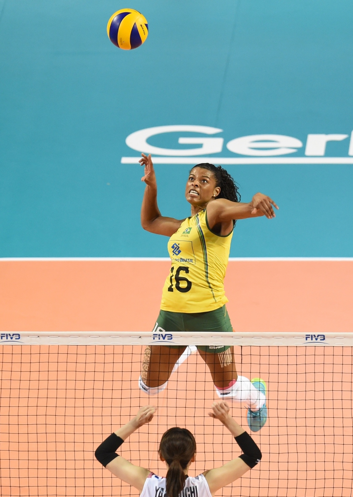 Fernanda Garay ataca o Japão na vitória brasileira que valeu o título do GP - FIVB/Divulgação