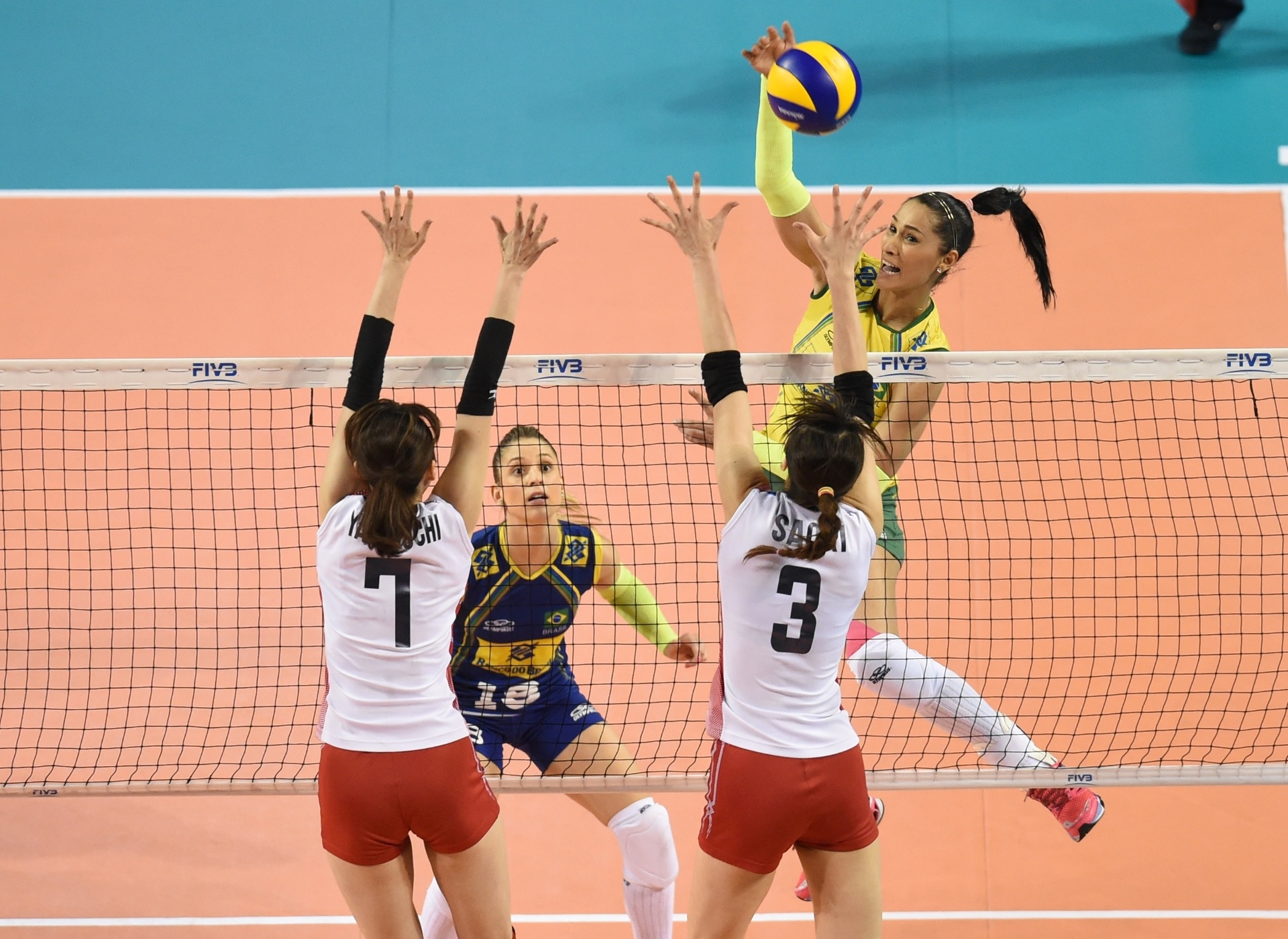 Jaqueline ataca as japonesas, na "final" do Grand Prix - FIVB/Divulgação
