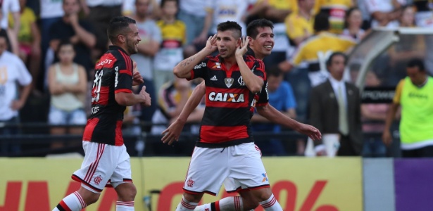 Mugni (centro) comemora após marcar gol de pênalti pelo Flamengo - Getty Images