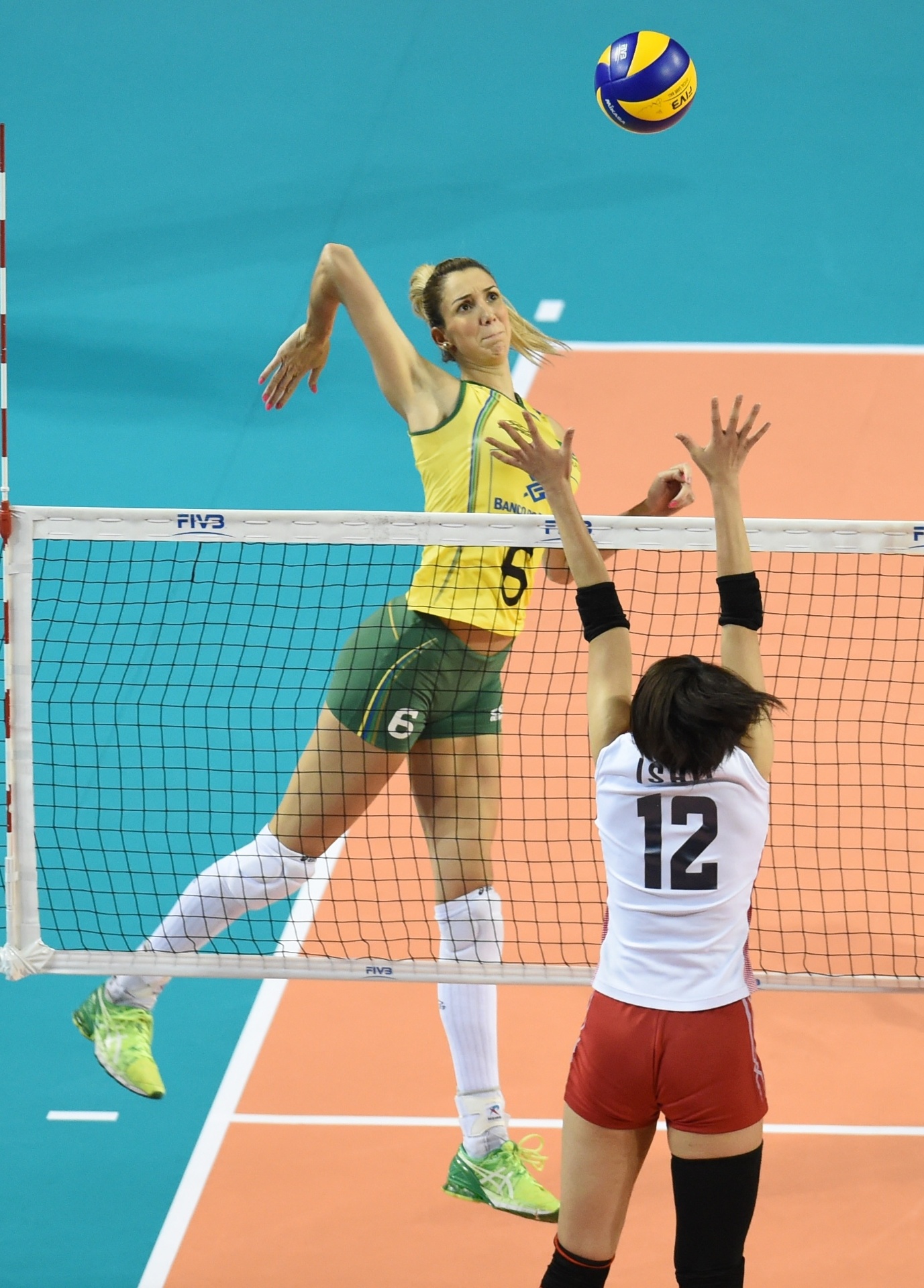 Thaísa, com seu 1,96 m de altura, tenta superar o bloqueio japonês - FIVB/Divulgação