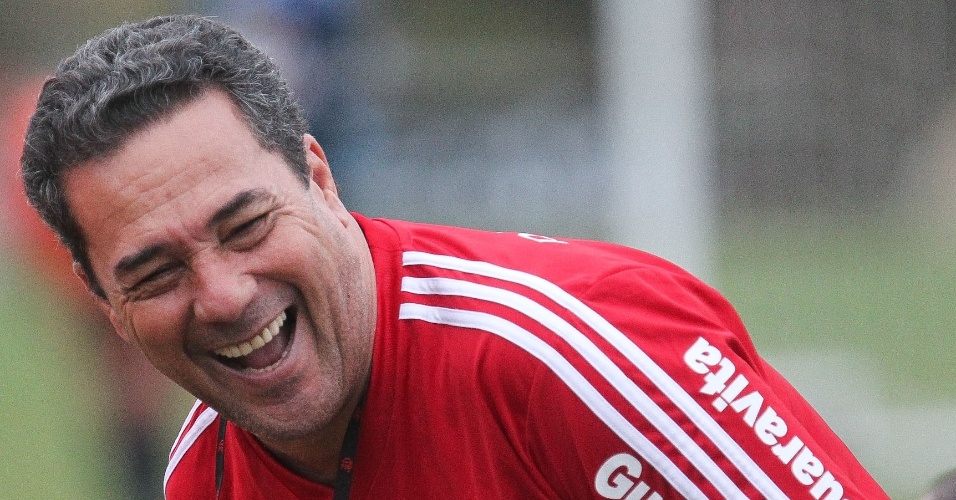 Vanderlei Luxemburgo sorri durante treinamento do Flamengo no CT Ninho do Urubu
