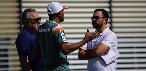 Cristóvão Borges conversa com o diretor de futebol Paulo Angioni e o vice Mário Bittencourt - NELSON PEREZ/FLUMINENSE F.C.
