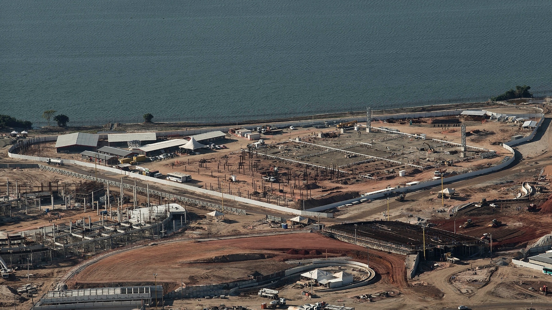 Arena de Handebol: A arena também vai receber as competições de golbol (modalidade paraolímpica). Sua obra está orçada em R$ 121,1 milhões e deve ficar pronta no final de 2015. Hoje, a obra está em fase de fundação e já tem estruturas metálicas em instalação. A Arena de Handebol é temporária. Será desmontada e transformada em quatro escolas municipais após a Rio-2016. - Júlio César Guimarães/UOL