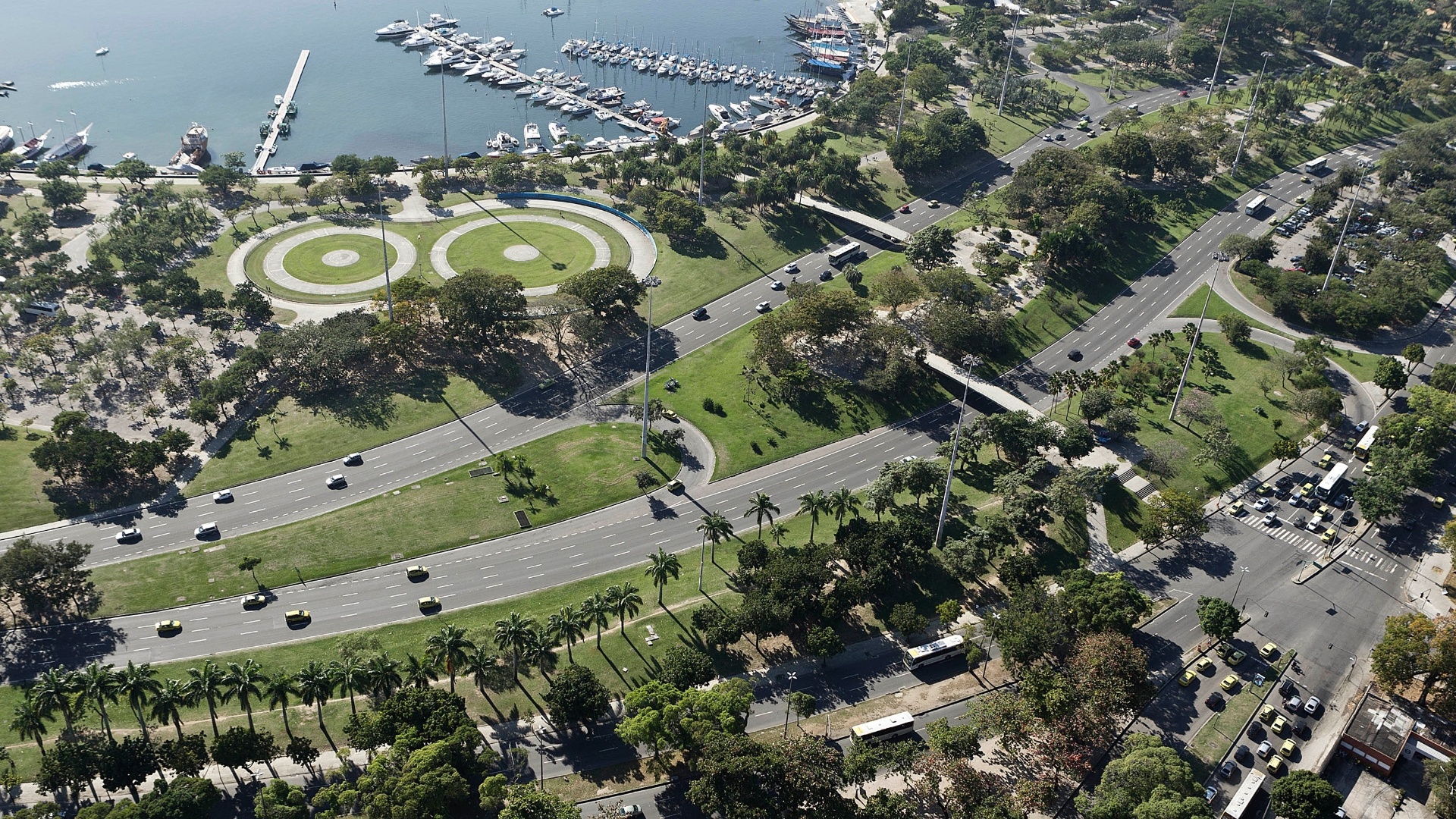 Aterro do Flamengo: O Aterro do Flamengo também vai receber competições de ciclismo e maratona. Também precisa de uma estrutura temporária, a qual ainda não foi providenciada. Não há previsão de quando tudo deve ser instalado e quanto isso vai custar. - Júlio César Guimarães/UOL