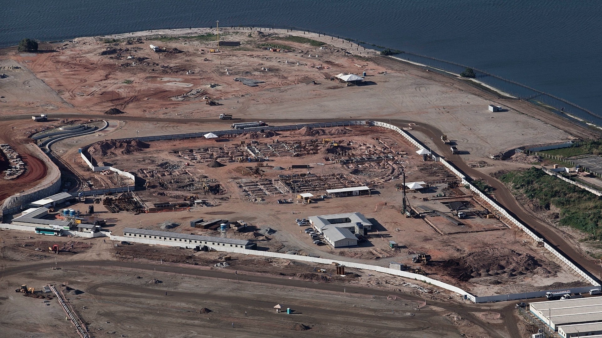 Centro de Esportes Aquáticos: A instalação é temporária e custará R$ 217,1 milhões. Ela deve estar pronta no primeiro trimestre de 2016. Atualmente, operários ainda estão marcando os locais onde serão fincadas as estacas da obra. Segundo a prefeitura, o cronograma está em dia. - Júlio César Guimarães/UOL