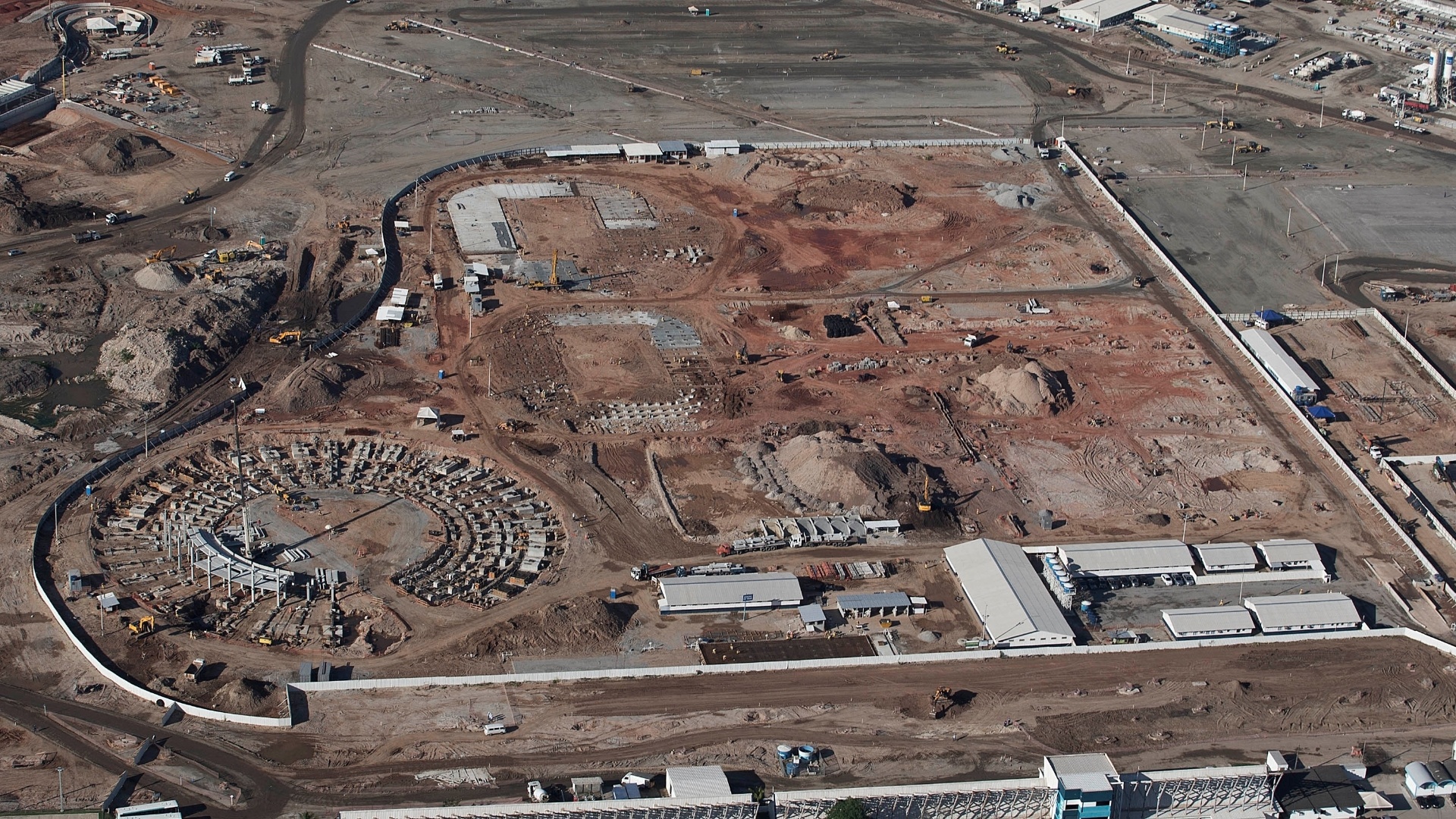 Centro de Tênis: Local vai receber as provas olímpicas e paraolímpicas de tênis, além do futebol de 5 (prova paraolímpica). As obras de três quadras que serão usadas na Rio-2016 ainda estão em fase de fundação. Já é possível ver os primeiros pilares da quadra principal do centro esportivo. A construção está orçada em R$ 164,8 milhões e deve ser concluída no 3º trimestre de 2015. - Júlio César Guimarães/UOL