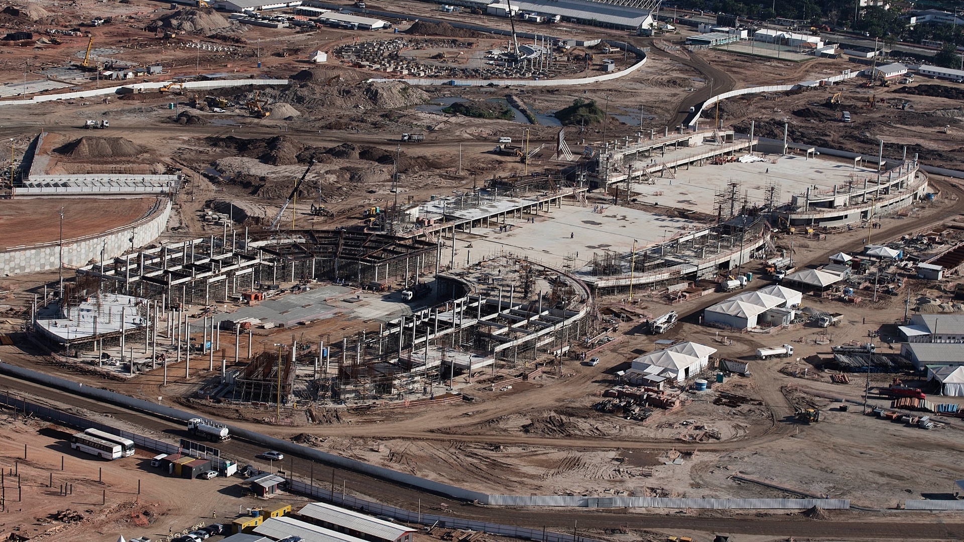 Halls Olímpicos: Três halls serão construídos no Parque Olímpico para receber competições de várias modalidades: judô, esgrima, basquete, entre outras. As obras dos três estão incluídas na PPP da obra do Parque Olímpico. A construção dos halls está em fase de fundação. No Hall 3, já é possível ver as primeiras paredes e lajes. Todos devem estar prontos no terceiro trimestre de 2015. - Júlio César Guimarães/UOL