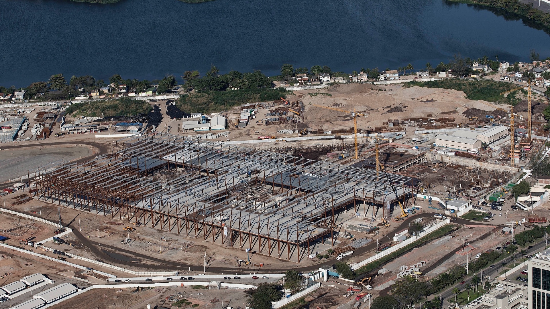 IBC (Centro Internacional de Radiodifusão) e MPC (Centro Principal de Mídia): Os dois centros para trabalho da imprensa estão com obras avançadas. Devem estar prontos ainda em 2015. No IBC (foto), a cravação de estacas está em fase final, assim como a montagem da estrutura metálica do primeiro pavimento do prédio principal. A concretagem da laje do primeiro pavimento e a estrutura metálica do segundo estão em execução. O custo das duas obras está incluído no orçamento da PPP do Parque Olímpico. - Júlio César Guimarães/UOL