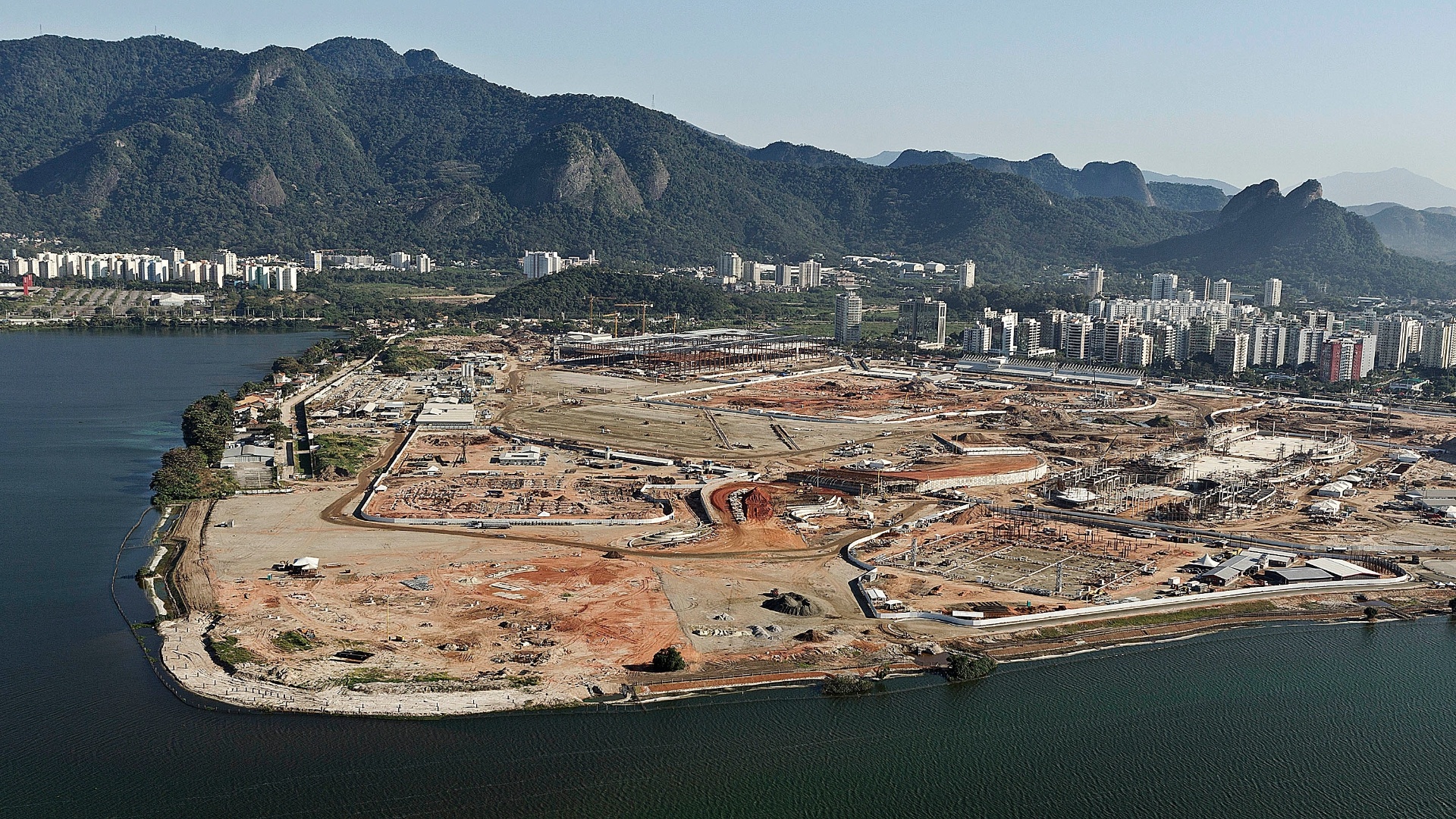 Parque Olímpico: A área do antigo Autódromo de Jacarepaguá vai abrigar nove arenas da Rio-2016. A obra do local vai prover a infraestrutura necessária para a construção das instalações esportivas. Isso está sendo feito por meio de uma PPP (parceira público-privada), a qual envolve investimentos de R$ 1,67 bilhão. Os trabalhos estão 60% concluídos. A obra está dentro de seu cronograma e deve ficar pronta no segundo trimestre de 2016. - Júlio César Guimarães/UOL